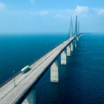 Iluatrasi, Rencana jembatan sepanjang 47,7 kilometer yang akan menghubungkan Malaysia dan Indonesia mulai dikaji awal 2026, dengan potensi memperkuat konektivitas lintas negara. Foto: Istock @ferrantraite