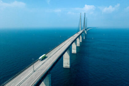 Iluatrasi, Rencana jembatan sepanjang 47,7 kilometer yang akan menghubungkan Malaysia dan Indonesia mulai dikaji awal 2026, dengan potensi memperkuat konektivitas lintas negara. Foto: Istock @ferrantraite