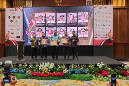 Bupati Maros Chaidir Syam menerima penghargaan Apresiasi Bela Negara (ABN) 2025 yang diselenggarakan oleh Forum Pimpinan Redaksi Multimedia Indonesia