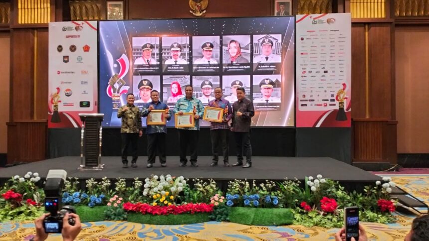 Bupati Maros Chaidir Syam menerima penghargaan Apresiasi Bela Negara (ABN) 2025 yang diselenggarakan oleh Forum Pimpinan Redaksi Multimedia Indonesia