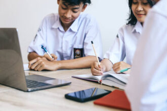 Melihat Hasil Tes Kemampuan Akademik (TKA) SMA 2025 resmi diumumkan hari ini, Selasa, 23 Desember 2025. Foto: Istock @Rani Nurlaela Desandi