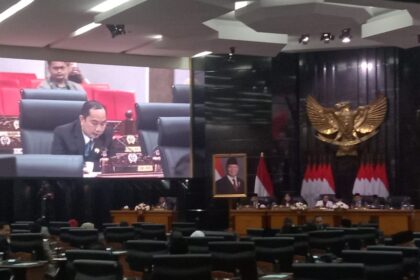 Anggota DPRD DKI Fraksi PSI, Bun Joi Phiau saat intrupsi dalam sidang paripurna.(Foto Sofian/ipol.id)