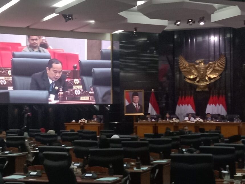 Anggota DPRD DKI Fraksi PSI, Bun Joi Phiau saat intrupsi dalam sidang paripurna.(Foto Sofian/ipol.id)