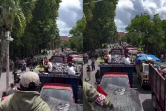 Ratusan truk pengangkut sampah memadati kawasan Kantor Gubernur Bali, Selasa (23/12/2025), dalam aksi unjuk rasa Forum Swakelola Sampah Bali menolak rencana penutupan TPA Suwung yang dinilai belum disertai solusi pengelolaan sampah pengganti. Foto: Tangkap layar IG @fakta.indo