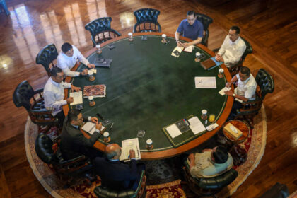 Presiden Prabowo Subianto rapat dengan sejumlah menteri di Hambalang, Bogor, Selasa (23/12/2025). Foto: Biro Pers Sekretariat Presiden