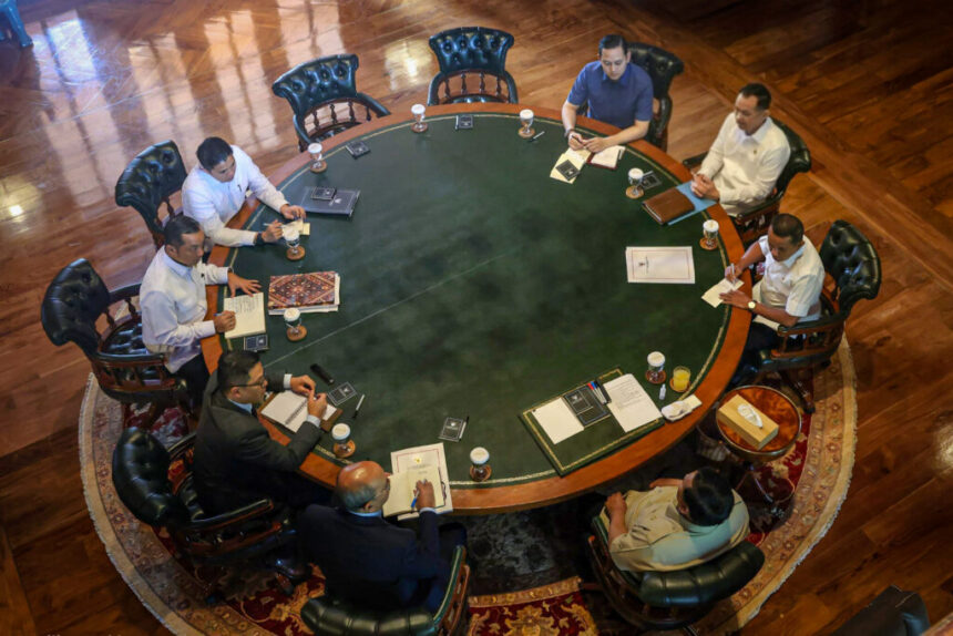 Presiden Prabowo Subianto rapat dengan sejumlah menteri di Hambalang, Bogor, Selasa (23/12/2025). Foto: Biro Pers Sekretariat Presiden