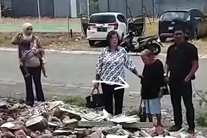 Seorang nenek berusia 80 tahun, Elina Widjajanti, melaporkan dugaan pengusiran, kekerasan, dan perobohan rumahnya oleh sekelompok orang yang diduga dari ormas ke Polda Jatim. Foto: Tangkap layar IG @surabayaview.id
