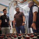 Direktur Strategic Business Development & Portfolio Telkom Seno Soemadji (tengah) meninjau langsung kondisi infrastruktur jaringan komunikasi di wilayah terdampak bencana Kuala Simpang, Kabupaten Aceh Tamiang pada Selasa (23/12). Kegiatan ini merupakan bagian dari upaya Telkom untuk memastikan pemulihan layanan telekomunikasi berjalan optimal. Foto: Telkom Indonesia