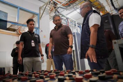 Direktur Strategic Business Development & Portfolio Telkom Seno Soemadji (tengah) meninjau langsung kondisi infrastruktur jaringan komunikasi di wilayah terdampak bencana Kuala Simpang, Kabupaten Aceh Tamiang pada Selasa (23/12). Kegiatan ini merupakan bagian dari upaya Telkom untuk memastikan pemulihan layanan telekomunikasi berjalan optimal. Foto: Telkom Indonesia