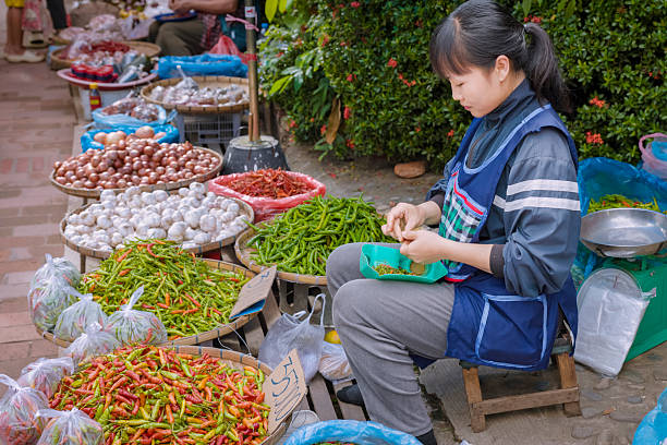 Ilustrasi, seorang wanita menjual sayuran segar di pasar pagi. Foto: Istcok @hadynyah
