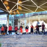 Penampilan choir di Lobby Timur Mal Ciputra Jakarta, menghibur pengunjung dan masyarakat dalam suasana Natal yang hangat dan penuh harmoni. (Istimwa/dok. Mal Ciputra Jakarta)