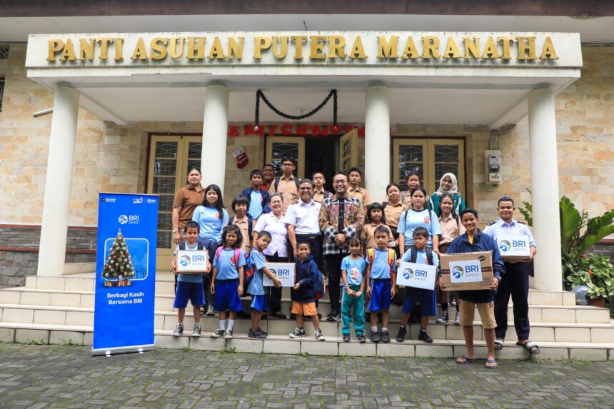 PT Bank Rakyat Indonesia (Persero) Tbk melalui program Corporate Social Responsibility (CSR) BRI Peduli menyalurkan sebanyak 10.500 paket sembako kepada masyarakat di berbagai wilayah di Indonesia bertepatan momen perayaan Natal 2025. Foto: Dok BRI