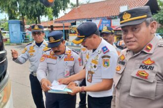 Kepala Terminal Kampung Rambutan, Revi Zulkarnaen dan jajaran serta Kapospol setempat saat melakukan pemeriksaan kelengkapan surat bus Antar Kota Antar Provinsi (AKAP) di Terminal Kampung Rambutan, Jakarta Timur, Kamis (18/12/2025). Foto: Joesvicar Iqbal/dok/ipol.id