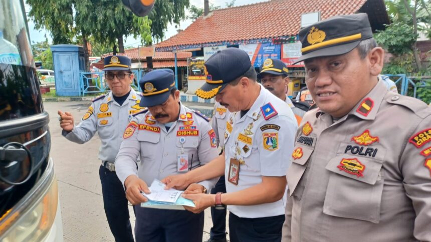 Kepala Terminal Kampung Rambutan, Revi Zulkarnaen dan jajaran serta Kapospol setempat saat melakukan pemeriksaan kelengkapan surat bus Antar Kota Antar Provinsi (AKAP) di Terminal Kampung Rambutan, Jakarta Timur, Kamis (18/12/2025). Foto: Joesvicar Iqbal/dok/ipol.id