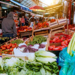 Ilustrasi, Pemandangan pasar menjual sayur dan cabai. Foto: Istock @Nikada