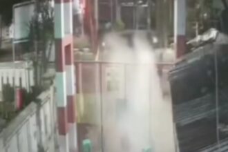 Suasana saat sekelompok orang tidak bertanggungjawab melakukan penyerangan dengan air keras ke arah petugas keamanan lingkungan di Jalan Raya Bekasi, No.18, RW.04, Kelurahan Jatinegara Kaum, Kecamatan Pulogadung, Jakarta Timur, Kamis (25/12/2025) pukul 04.30 WIB. Foto: Tangkapan layar Instagram @lbj_jakarta