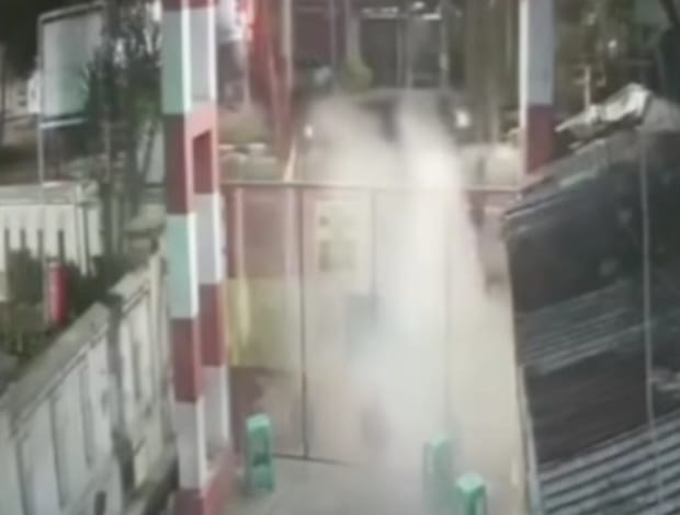 Suasana saat sekelompok orang tidak bertanggungjawab melakukan penyerangan dengan air keras ke arah petugas keamanan lingkungan di Jalan Raya Bekasi, No.18, RW.04, Kelurahan Jatinegara Kaum, Kecamatan Pulogadung, Jakarta Timur, Kamis (25/12/2025) pukul 04.30 WIB. Foto: Tangkapan layar Instagram @lbj_jakarta