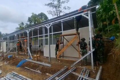 Jajaran Kodam XX/TIB saat melaksanakan kegiatan perbantuan pembangunan hunian sementara (Huntara) bagi masyarakat terdampak bencana tanah bergerak di Jorong Aia Angek, Nagari Koto Tinggi, Kecamatan Gunuang Omeh, Kabupaten Lima Puluh Kota, Jumat (26/12/2025). Foto: Dispenad