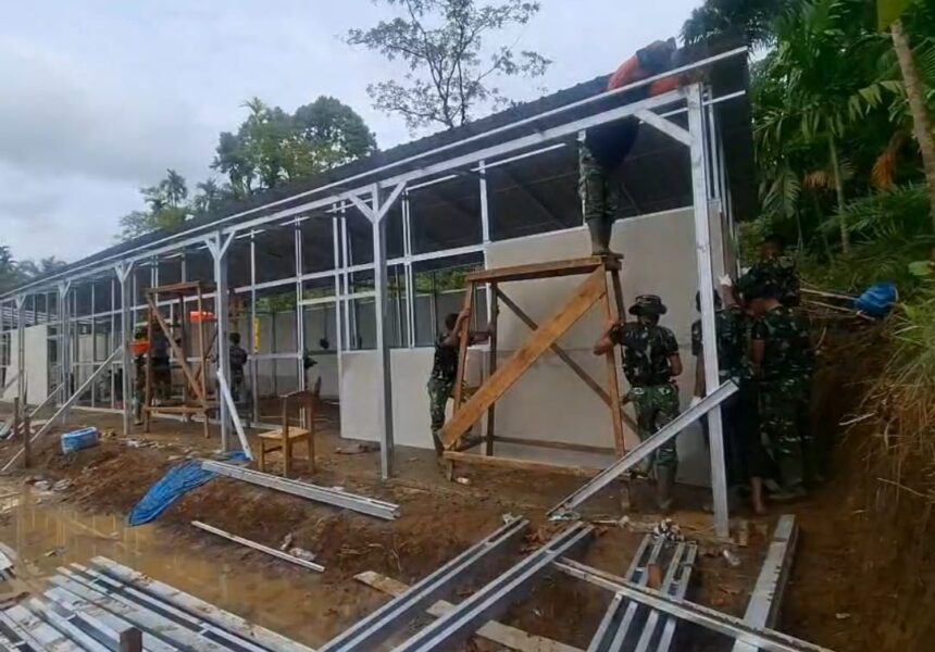 Jajaran Kodam XX/TIB saat melaksanakan kegiatan perbantuan pembangunan hunian sementara (Huntara) bagi masyarakat terdampak bencana tanah bergerak di Jorong Aia Angek, Nagari Koto Tinggi, Kecamatan Gunuang Omeh, Kabupaten Lima Puluh Kota, Jumat (26/12/2025). Foto: Dispenad