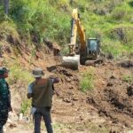 Pihak TNI dan Pemda dibantu masyarakat menggunakan alat berat membuka akses ke lokasi-lokasi yang masih terisolir di Takengon, Aceh Tengah. Foto: Dok PLN