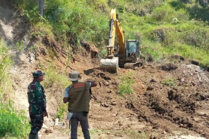 Pihak TNI dan Pemda dibantu masyarakat menggunakan alat berat membuka akses ke lokasi-lokasi yang masih terisolir di Takengon, Aceh Tengah. Foto: Dok PLN