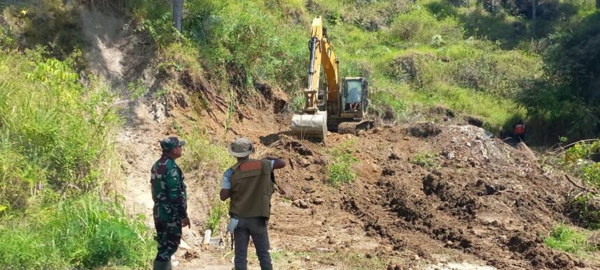 Pihak TNI dan Pemda dibantu masyarakat menggunakan alat berat membuka akses ke lokasi-lokasi yang masih terisolir di Takengon, Aceh Tengah. Foto: Dok PLN