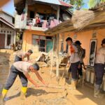 Pasukan SAR Resimen III Pasukan Pelopor Korps Brimob Polri saat melaksanakan kegiatan bantuan kendali operasi (BKO) penanggulangan bencana di wilayah hukum Polda Sumatera Barat, tepatnya di Kabupaten Padang Pariaman, Jumat (26/12/2025). Foto: Korps Brimob Polri