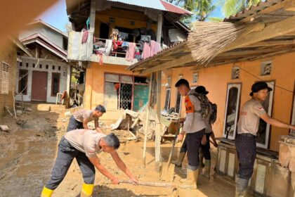 Pasukan SAR Resimen III Pasukan Pelopor Korps Brimob Polri saat melaksanakan kegiatan bantuan kendali operasi (BKO) penanggulangan bencana di wilayah hukum Polda Sumatera Barat, tepatnya di Kabupaten Padang Pariaman, Jumat (26/12/2025). Foto: Korps Brimob Polri