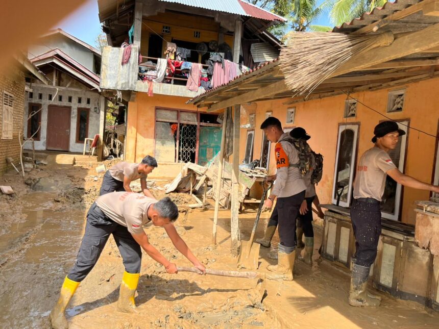 Pasukan SAR Resimen III Pasukan Pelopor Korps Brimob Polri saat melaksanakan kegiatan bantuan kendali operasi (BKO) penanggulangan bencana di wilayah hukum Polda Sumatera Barat, tepatnya di Kabupaten Padang Pariaman, Jumat (26/12/2025). Foto: Korps Brimob Polri