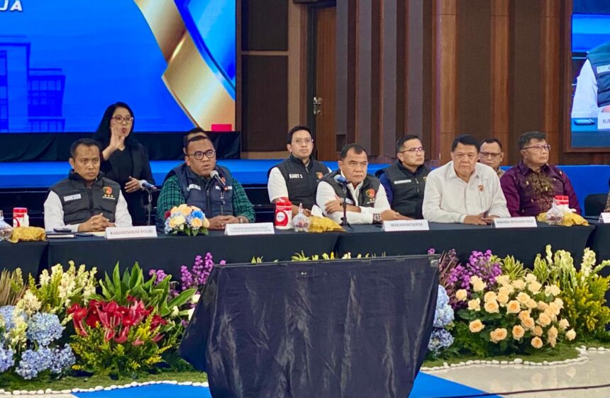 Kabareskrim Komjen Pol Syahardiantono dan jajarannya dalam konferensi pers di Lobby Bareskrim Polri, Jum'at (26/12/2025). Foto: Bareskrim Polri