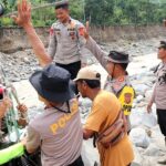 Polres Bener Meriah dan Brimob melaksanakan pemasangan tali sling sebagai jalur penyeberangan darurat bagi warga yang terisolir di tiga desa, yakni Desa Bergang, Desa Pantan Reduk, dan Desa Karang Ampar, Kabupaten Aceh Tengah. Foto: Dok Polres Bener Meriah