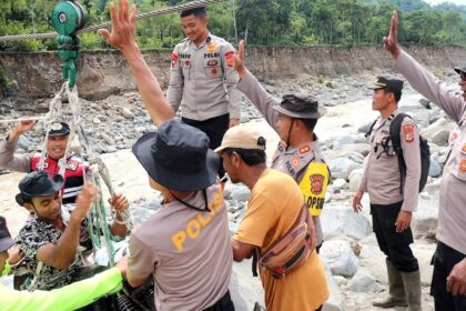 Polres Bener Meriah dan Brimob melaksanakan pemasangan tali sling sebagai jalur penyeberangan darurat bagi warga yang terisolir di tiga desa, yakni Desa Bergang, Desa Pantan Reduk, dan Desa Karang Ampar, Kabupaten Aceh Tengah. Foto: Dok Polres Bener Meriah