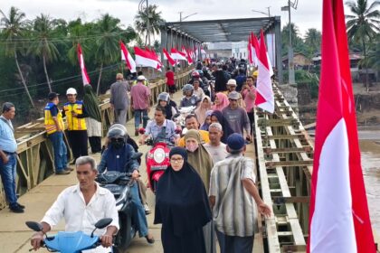 Jembatan Bailey Kutablang yang berada di jalur nasional Medan–Banda Aceh, Kabupaten Bireuen, Provinsi Aceh, mulai difungsikan kembali pada Sabtu (27/12/2025). Foto: Dispenad
