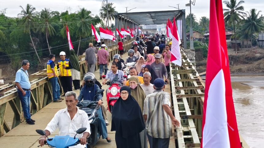 Jembatan Bailey Kutablang yang berada di jalur nasional Medan–Banda Aceh, Kabupaten Bireuen, Provinsi Aceh, mulai difungsikan kembali pada Sabtu (27/12/2025). Foto: Dispenad