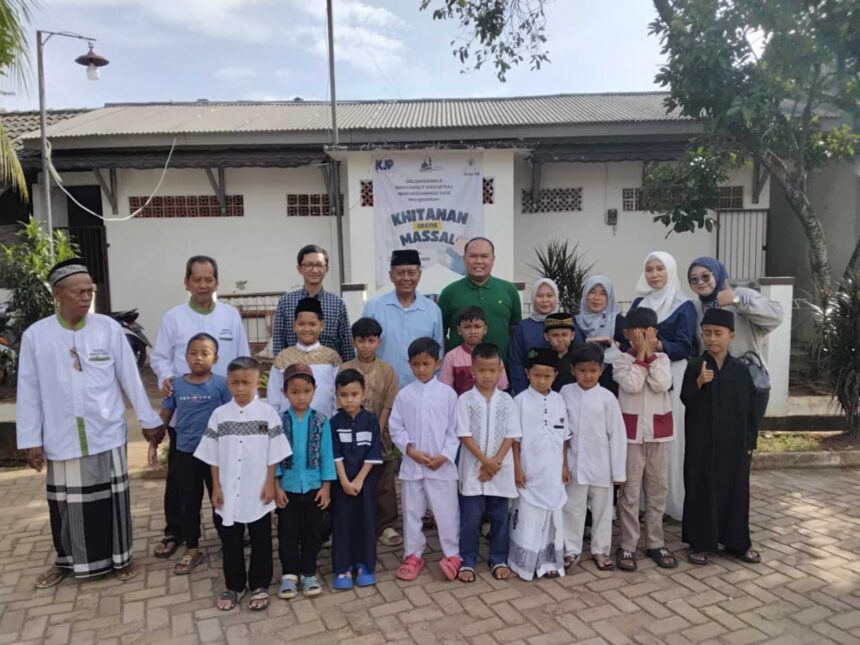 KJP Medical Center Depok bekerja sama dengan Mushola Bangkit Iman dan IKAL 49 menggelar khitanan massal gratis bagi warga RRI Kampung Serab, Kelurahan Tirta Jaya, Kecamatan Sukmajaya, Kota Depok, Jawa Barat dan berlangsung di Mushola Bangkit Iman. Foto: dok humas