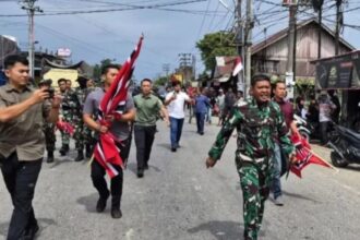 Kolonel Inf Ali Imran (kanan) Danrem Lilawangsa bersama prajurit TNI AD saat membubarkan aksi massa pembawa bendera GAM, di Lhokseumawe, Aceh, Kamis (25/12/2025). Foto: Antara