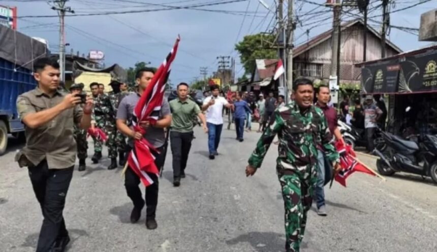 Kolonel Inf Ali Imran (kanan) Danrem Lilawangsa bersama prajurit TNI AD saat membubarkan aksi massa pembawa bendera GAM, di Lhokseumawe, Aceh, Kamis (25/12/2025). Foto: Antara