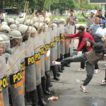 Aparat kepolisian bersiaga mengamankan aksi demonstrasi buruh penolakan UMP 2026 di Jakarta Pusat, Senin (29/12/2025). Foto: Istcok @Didindan Bintang