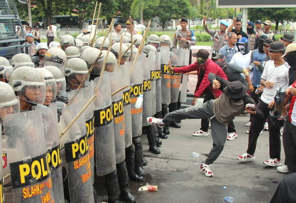 Aparat kepolisian bersiaga mengamankan aksi demonstrasi buruh penolakan UMP 2026 di Jakarta Pusat, Senin (29/12/2025). Foto: Istcok @Didindan Bintang