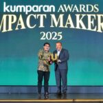 Dalam ajang kumparan Awards Impact Makers 2025 yang diselenggarakan di Bali Room, Hotel Indonesia Kempinski Jakarta (18/12), BRI meraih penghargaan kategori Impactful Grassroots Economic Empowerment sebagai pengakuan atas peran BRI dalam memperkuat ekonomi akar rumput melalui pembiayaan inklusif, literasi keuangan, dan pendampingan usaha yang mendorong pertumbuhan ekonomi lokal dan ketahanan masyarakat secara berkelanjutan. Foto: Dok BRI