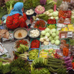 Ilustrasi, Seorang pedagang sayuran di pasar Tradisional. Foto: Istock @oversnap