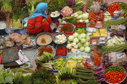 Ilustrasi, Seorang pedagang sayuran di pasar Tradisional. Foto: Istock @oversnap