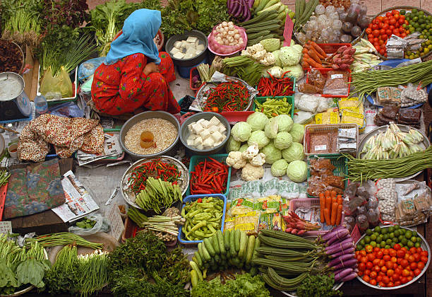 Ilustrasi, Seorang pedagang sayuran di pasar Tradisional. Foto: Istock @oversnap