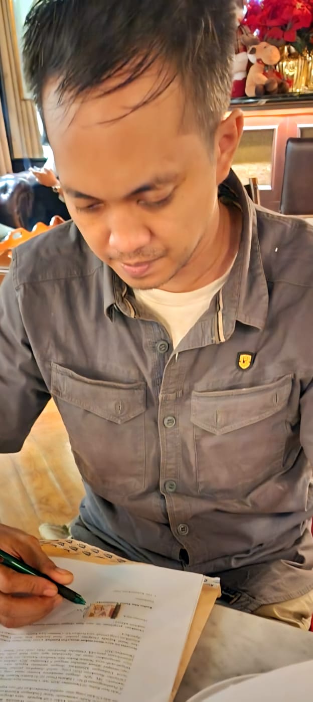 *Keterangan foto-2:* Raden Mas Harsa Kusumasakti, putra notaris Raden Mas Soediarto Soenarto, S.H., SpN., meminta perlindungan hukum IPW usai diperdaya Christian Jaya membuat cover note/surat keterangan yang diduga palsu dan tidak sesuai dengan keadaan sebenarnya, yang telah dipakai dalam Gelar Perkara Khusus, 11 Desember 2025, di Biro Wassidik Bareskrim Polri. (Foto: Istimewa)