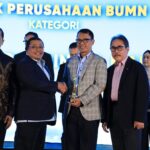 Direktur Business & Strategy Telkom Akses Djoko Srie Handono (Djosh) (kedua dari kanan) saat menerima penghargaan pada ajang BUMN Branding & Marketing Awards 2025 yang diselenggarakan di Hotel Borobudur Jakarta, beberapa waktu lalu. Foto: Telkom Indonesia