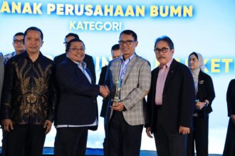 Direktur Business & Strategy Telkom Akses Djoko Srie Handono (Djosh) (kedua dari kanan) saat menerima penghargaan pada ajang BUMN Branding & Marketing Awards 2025 yang diselenggarakan di Hotel Borobudur Jakarta, beberapa waktu lalu. Foto: Telkom Indonesia