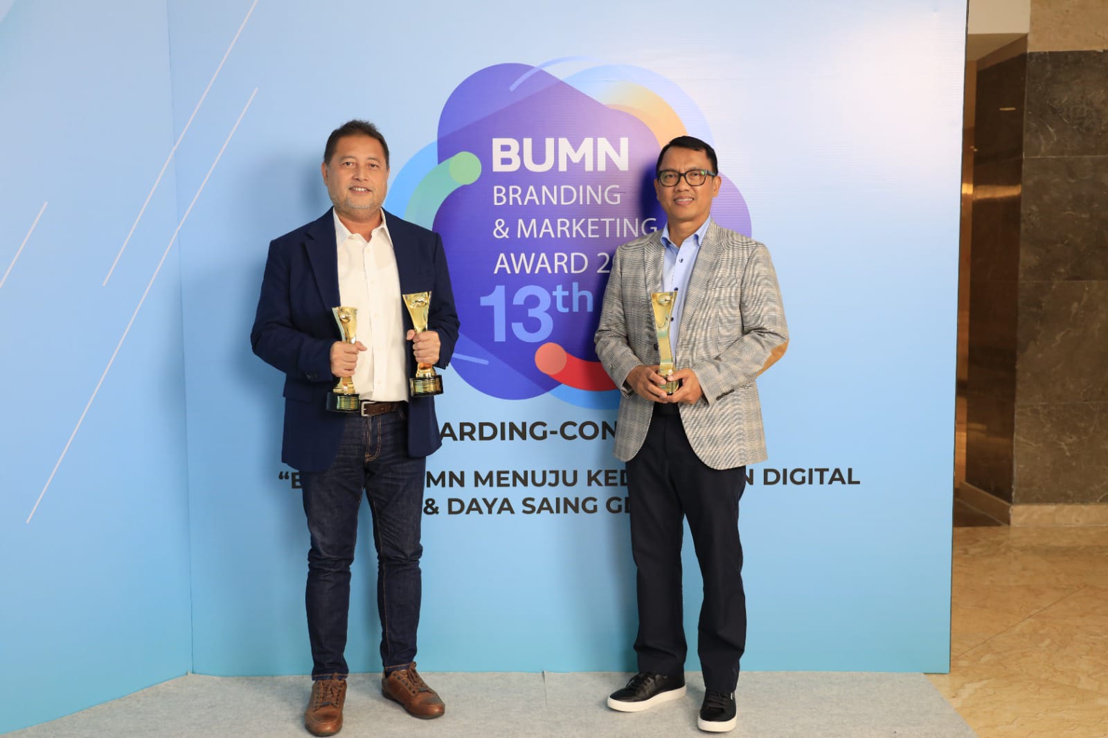 VP Corporate Secretary & Legal Telkom Akses Rizky Kurniawan (kiri) dan Direktur Business & Strategy Telkom Akses Djoko Srie Handono (Djosh) (kanan) pada ajang BUMN Branding & Marketing Awards 2025 yang diselenggarakan di Hotel Borobudur Jakarta, beberapa waktu lalu. Foto: Telkom Indonesia