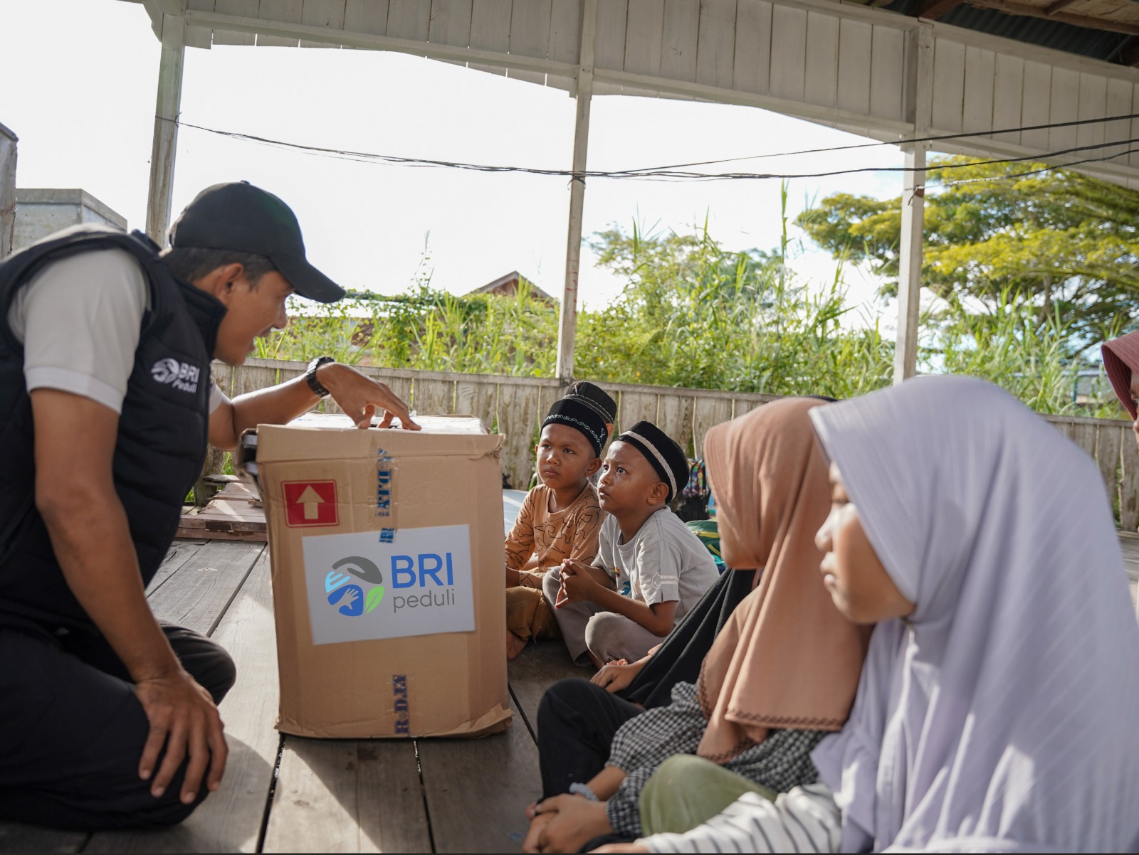 Program Trauma Healing dilaksanakan di berbagai posko bencana BRI Group yang tersebar di Aceh, Sumatera Utara, dan Sumatera Barat, dengan melibatkan relawan, tenaga kesehatan, serta mitra komunitas. Foto: Dok BRI