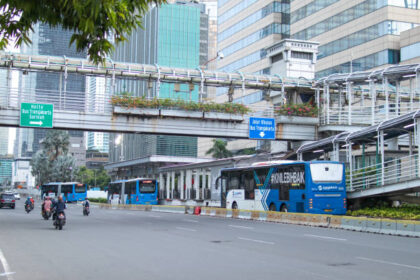 Ilustrasi, Bus Transjakarta Crossing Traffic in Sudirman, Jakarta, Indonesia. Foto: Istcok @Ojakkun