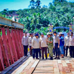 Presiden Prabowo meninjau pembangunan Jembatan Bailey Sungai Garoga di Kecamatan Batang Toru, Rabu (31/12/2025. Foto: BPMI Setpres